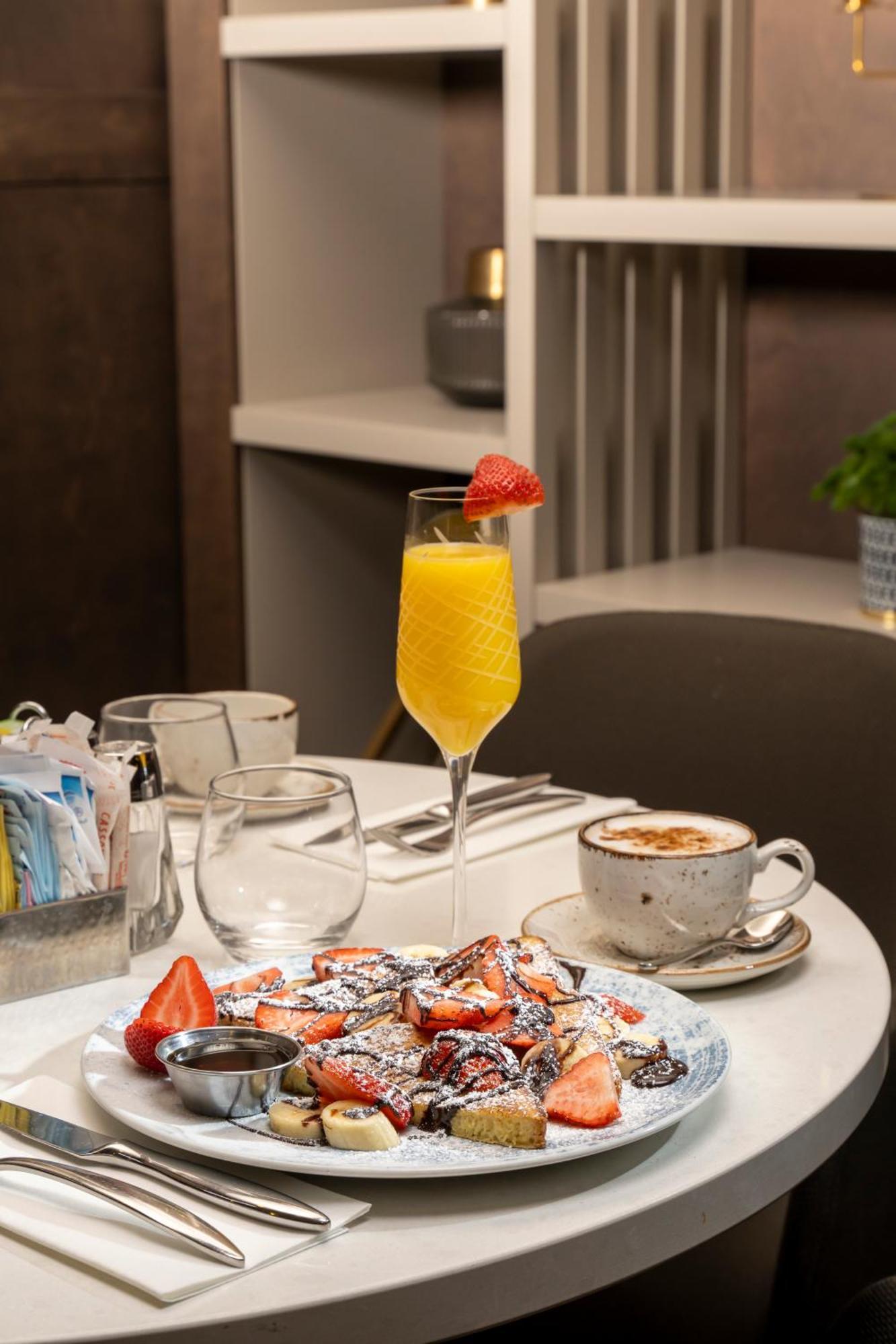 Отель Doubletree By Hilton Montreal Airport Дорваль Экстерьер фото